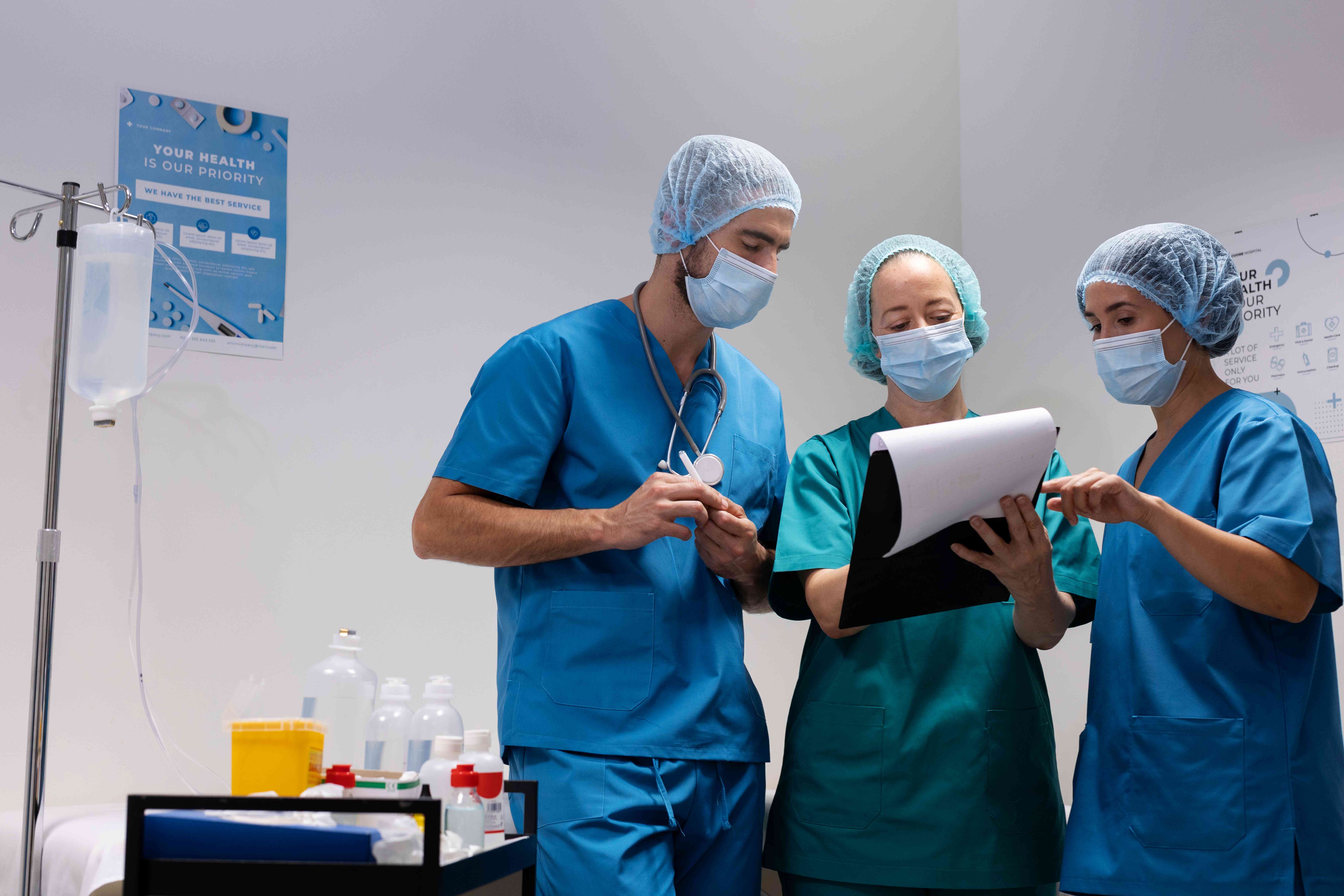 Higienista ocupacional realizando medições ambientais