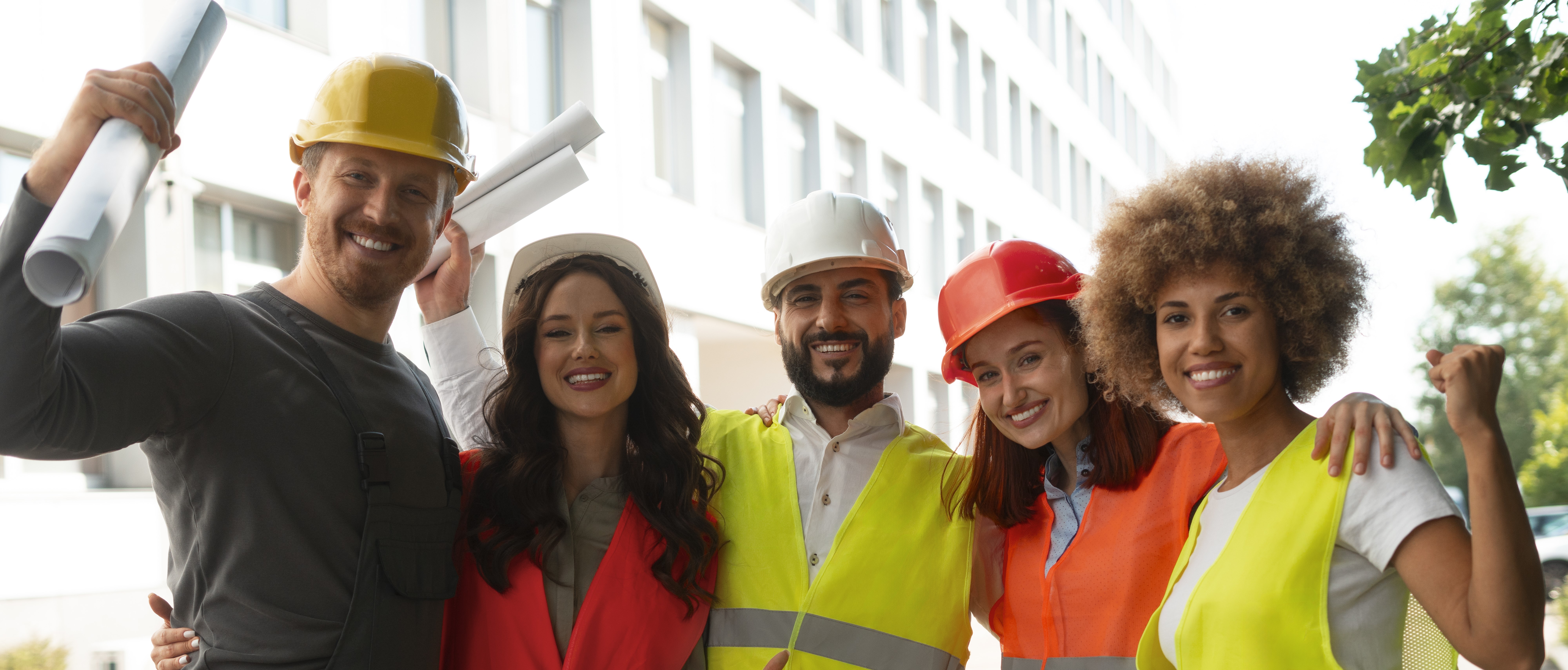 Engenheiro de segurança inspecionando equipamentos